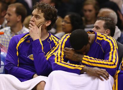 Pau Gasol y Earl Clark, en el banquillo durante los minutos finales del partido ante San Antonio