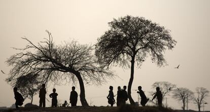 Niños afganos juegan en un campo de refugiados a las afueras de Islamabad (Paquistán).