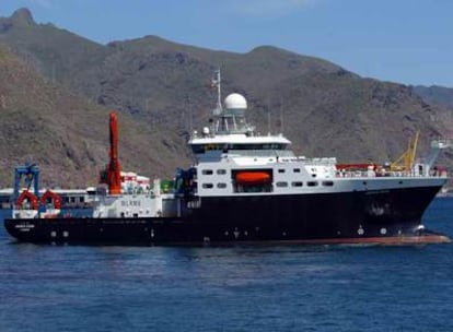 El buque oceanográfico británico <i>James Cook,</i> ayer en aguas de Tenerife.