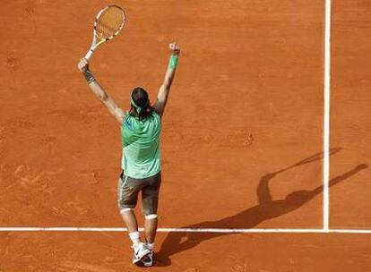 Rafa Nadal levanta los brazos al cielo para celebrar su victoria.