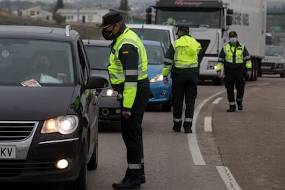 Una patrulla de la Guardia Civil realiza un control en el límite entre Madrid y Castilla-La Mancha, en diciembre de 2020.