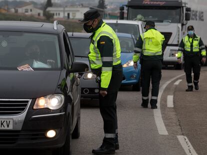 Una patrulla de la Guardia Civil realiza un control en el límite entre Madrid y Castilla-La Mancha, en diciembre de 2020.