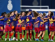 Las jugadoras del primer equipo del FC Barcelona celebran la consecución del título de la Liga F tras ganar el derbi contra el Espanyol en la Ciudad Deportiva Dani Jarque.