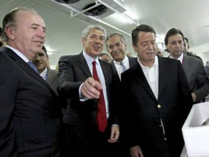 El presidente de Pescanova (izquierda), junto al exprimer ministro de Portugal y otras autoridades en la inauguraci&oacute;n de la planta de Mira en 2009