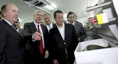 El presidente de Pescanova (izquierda), junto al exprimer ministro de Portugal y otras autoridades en la inauguración de la planta de Mira en 2009