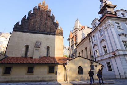 La sinagoga Vieja-Nueva del barrio Josefov, en Praga, cuna del Golem.