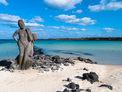 Estatua homenaje a las mujeres buceadoras, haenyeo, en la isla de Jeju, Corea del Sur.