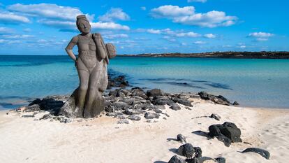 Estatua homenaje a las mujeres buceadoras, haenyeo, en la isla de Jeju, Corea del Sur.