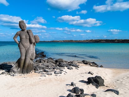 Estatua homenaje a las mujeres buceadoras, haenyeo, en la isla de Jeju, Corea del Sur.