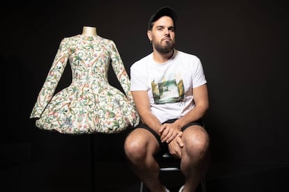 El diseñador Leandro Cano, con la prenda de cuero estampado que popularizó la cantante Lady Gaga.