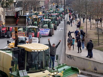 Decenas de tractores se concentran en la ciudad de Girona este martes.