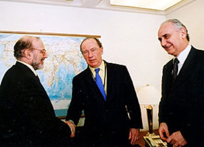 Rato, en el centro, saluda al presidente del Banco de Argentina, Mario Blejer, en presencia de Remes Lenicov.