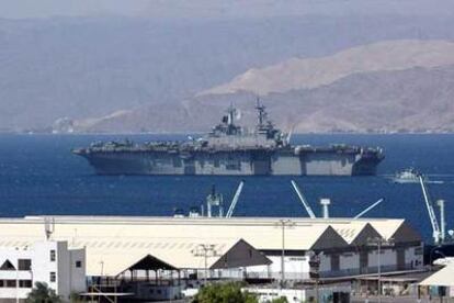 El barco estadounidense <i>Kearsarge,</i> anclado en el puerto de Aqaba.