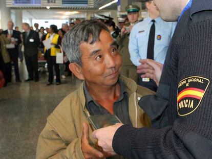 Un policía español revisa el pasaporte de un pasajero en el aeropuerto de Francfort.