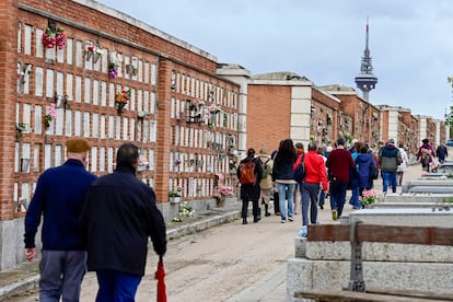 Personas visitan el cementerio de la Almudena en Madrid, unas jornadas antes del Día de Todos los Santos.