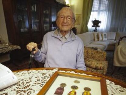 Luigi Gnecchi, con sus medallas militares.