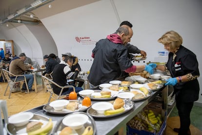 Un centro de Cáritas en Jaén ofrece un menú gratuito a inmigrantes y temporeros durante los días de la campaña de la campaña de la aceituna.