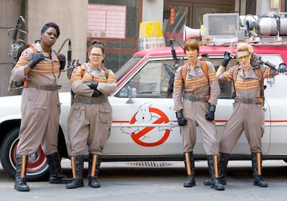 Leslie Jones, Melissa McCarthy, Kristen Wiig y Kate McKinnon, en 'Cazafantasmas' de Paul Feig.