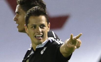 Chicharito celebra uno de sus goles al Celta.