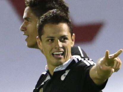 Chicharito celebra uno de sus goles al Celta.