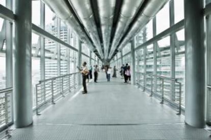 Interior del puente de dos plantas que conecta las dos Torres Petronas, en Kuala Lumpur (Malasia).