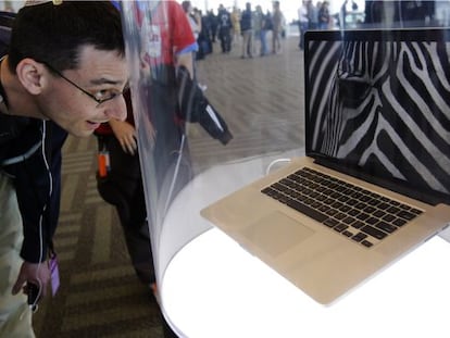 Un asistente mira el nuevo MacBook Pro de 15 pulgadas y con pantalla de Retina.