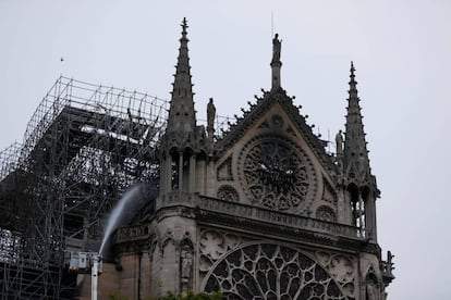 Bomberos echan agua en la catedral