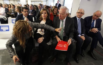 De izquierda a derecha, la presidenta del PP catalán, Alicia Sánchez Camacho, la vicepresidenta, Soraya Sáez de Santamaría, el titular de Exteriores, José Manuel García Margallo, el ministro de Hacienda, Cristóbal Montoro y el ministro de Interior, Jorge Fernández Díaz que han ocupado la primera fila del lateral derecho de la sala de reuniones.