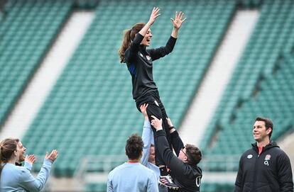 Kate Middleton, duquesa de Cambridge, es manteada por los jugadores durante un entrenamiento de la selección inglesa de rugby en el estadio de Twickenham , en Londres, el 2 de febrero de 2022.