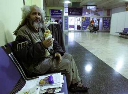 Feld, en el banco del aeropuerto de Barajas en el que vive.