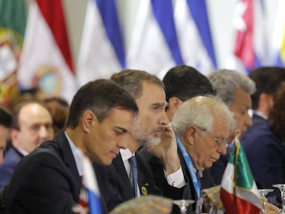 Pedro Sánchez y el rey Felipe VI, este viernes en la Cumbre Iberoamericana en Guatemala.