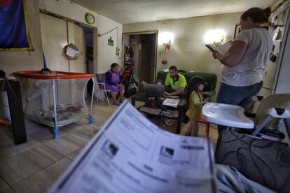 Una familia del Nou Barris, en Barcelona, con dificultades económicas para pagar la luz y otros servicios básicos.