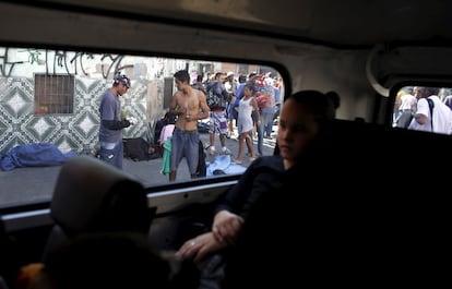 Uma jovem vai numa van a caminho de uma aula de balé no estúdio de dança New Dreams, cruxando o bairro da Luz, conhecido como Cracolândia, em São Paulo, no dia 12 de agosto de 2015. O Brasil é um dos maiores consumidores de crack no mundo, e a Cracolândia, localizada no centro de São Paulo, é um dos mais intensos e brutais pontos de consumo da droga.