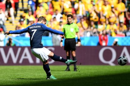 Griezmann lanza el penalti que daría el primer tanto a la selección francesa ante Australia.