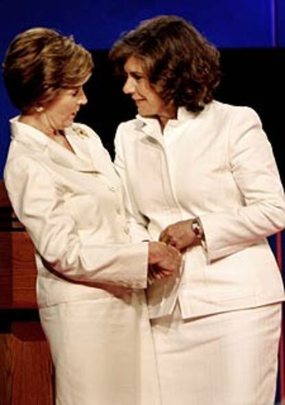 Laura Bush (izquierda) y Teresa Heinz Kerry charlan tras el debate.