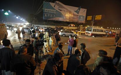"Hemos recibido información de que un avión se estrelló cerca de Havelian; la Policía y los equipos de rescate han sido enviados a la zona", indicó Muhammad Khan, un portavoz de la Policía de Abbottabad, al norte de Islamabad. En la imagen, medios de comunicación paquistaníes y residentes se reúnen en el aeropuerto internacional de Benazir Bhutto, en Islamabad (Pakistán).