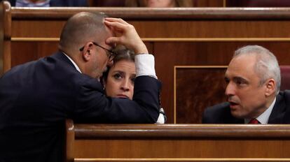 El portavoz del PDeCAT, Carles Campuzano, conversa con los diputados del PSOE Rafael Simancas y Adriana Lastra en el Congreso.