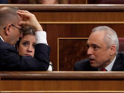 El portavoz del PDeCAT, Carles Campuzano, conversa con los diputados del PSOE Rafael Simancas y Adriana Lastra en el Congreso.