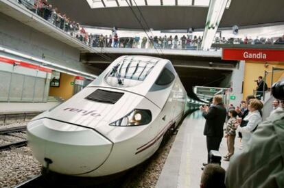 Recibimiento del primer tren de alta velocidad a su llegada a Gandia.