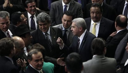 Los diputados discuten por la terna de posibles vicepresidentes.