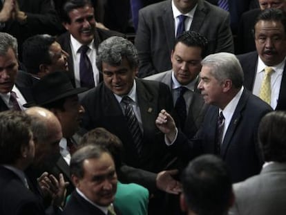 Los diputados discuten por la terna de posibles vicepresidentes.