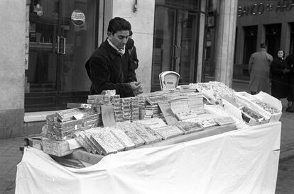 Venta ambulante de mazapán y turrón para las fiestas navideñas, en una calle de Madrid, en 1956.