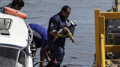 Bombeiro resgata uma criança após naufrágio na Baía de Todos os Santos