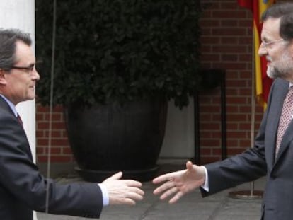Mariano Rajoy, a la derecha, saluda al presidente de la Generalitat de Catalu&ntilde;a, Artur Mas, en la puerta de La Moncloa el pasado febrero.