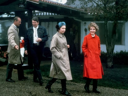 Isabel II y su esposo Felipe de Edimburgo visitan el rancho de Santa Barbara (California) del matrimonio Reagan en marzo de 1983.