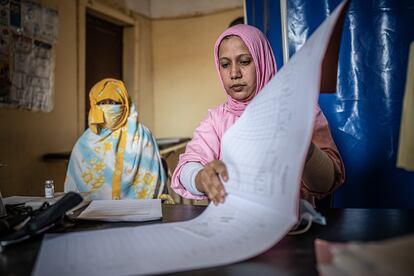 Tengen, una partera capacitada en la Escuela de Salud de Kiffa, Mauritania, revisa la ficha médica de Mebrouka Messoud, una mujer embarazada de seis meses, durante su visita prenatal al centro de salud de Kiffa.