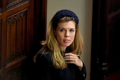 Carrie Symonds, la novia del primer ministro británico, Boris Johnson, se presentó con este accesorio a la apertura del Parlamento de la semana pasada.