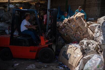 Interior de uno de los centros de acopio donde los recicladores venden el material recolectado, ubicado en el barrio El Ferry.