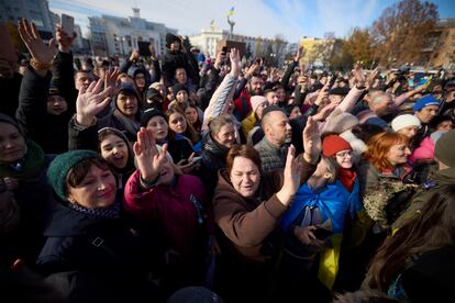 Las tropas ucranias llegaron al centro de Jersón el viernes después de que Rusia abandonara la única capital de provincia que había ocupado desde marzo, en las primeras semanas de la invasión que comenzó el 24 de febrero. En la imagen, vecinos de Jersón se agolpan en el centro de la ciudad para celebrar su liberación y la visita del presidente ucranio.