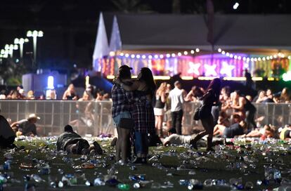 La gente abandona corriendo el recinto del festival.